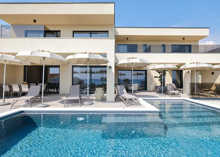 Novue With Pool Villa Maslenica