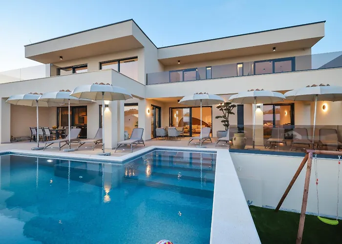 Novue With Pool Villa Maslenica