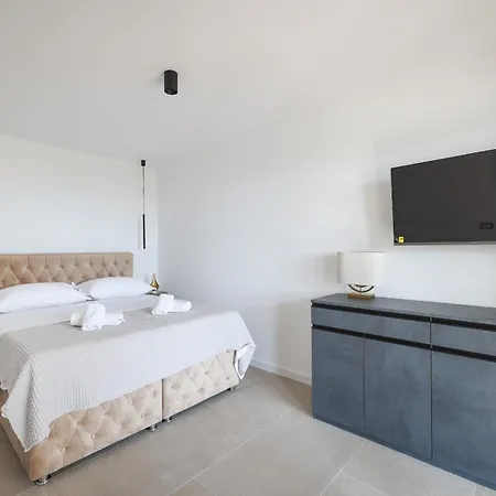 Novue With Pool Villa Maslenica