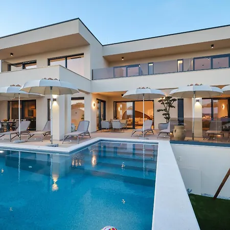 Novue With Pool Vila Maslenica